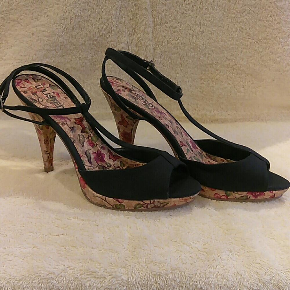 Black heels with flowers
